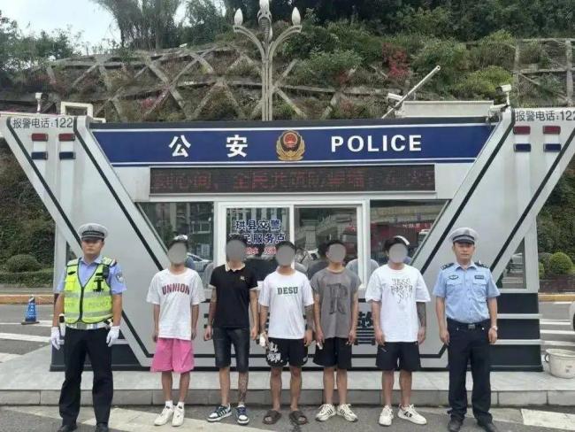 五人同騎一輛共享電單車被抓 違規(guī)載人受罰