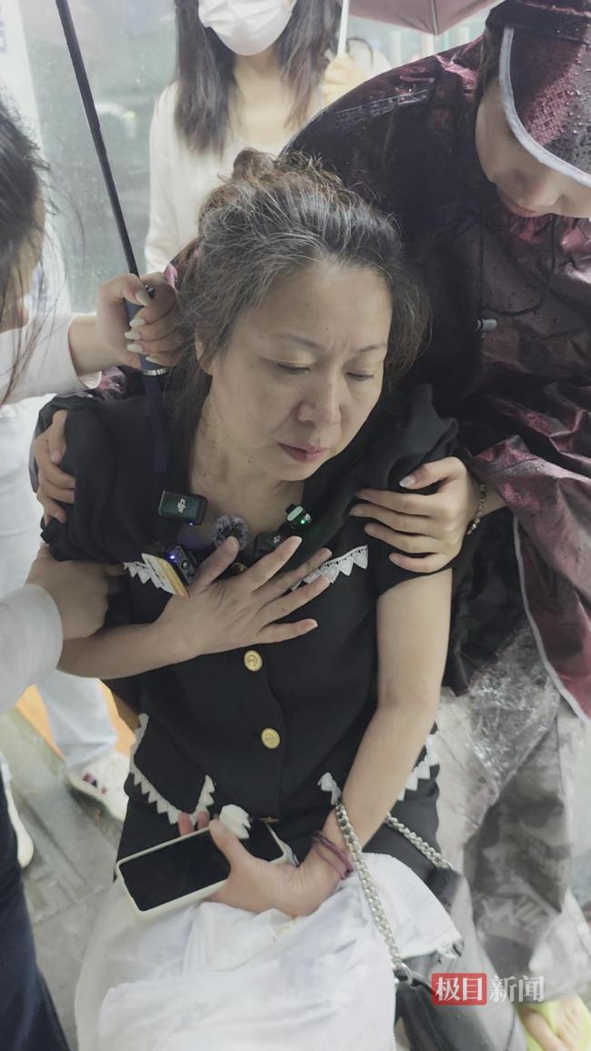 成都女子遇害案母亲法院门口晕倒 痛失爱女情绪崩溃