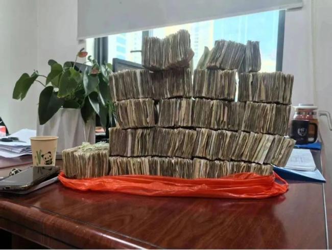 騎手撿到一麻袋現(xiàn)金立即報警 警民攜手守護(hù)錢袋子
