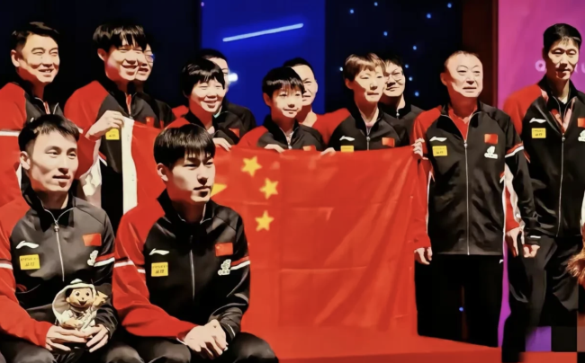 王皓合影時(shí)擠到劉國(guó)梁王楚欽中間