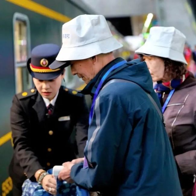 火車上可以吃自助了 銀發(fā)旅游新體驗
