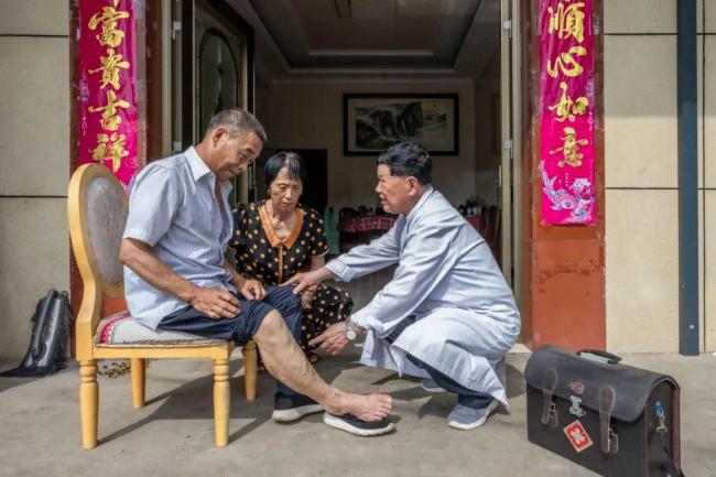村醫(yī)吳光潮堅(jiān)持“1元錢看病”