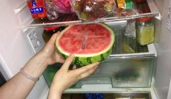 女子吃隔夜西瓜后服藥導(dǎo)致腎衰竭 夏日標(biāo)配變“地雷”