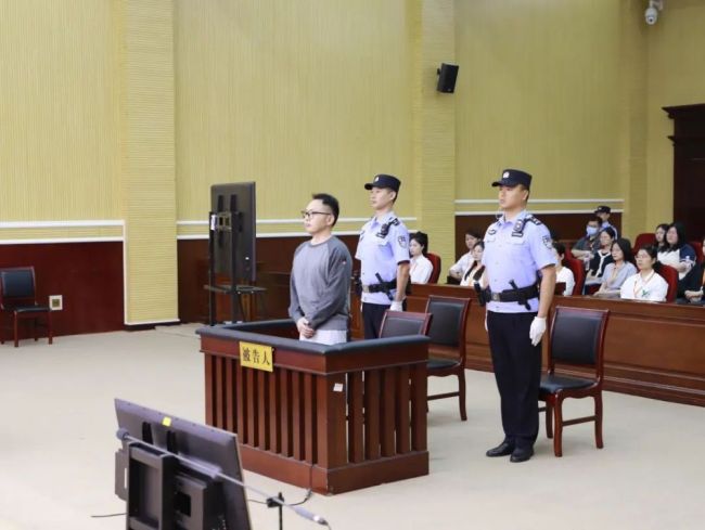 違規(guī)放貸63.9億,、受賄超2億 閆桂軍案一審開庭