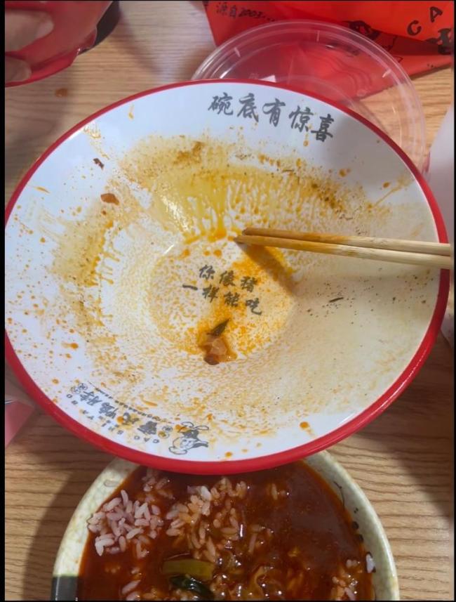 曹氏鴨脖碗底印你像豬一樣能吃 消費(fèi)者感到被冒犯
