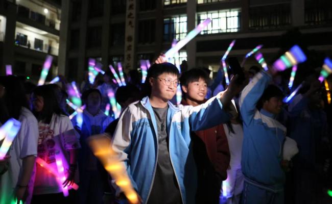 各大高校學長學姐為高考生送祝福 青春吶喊助力高考