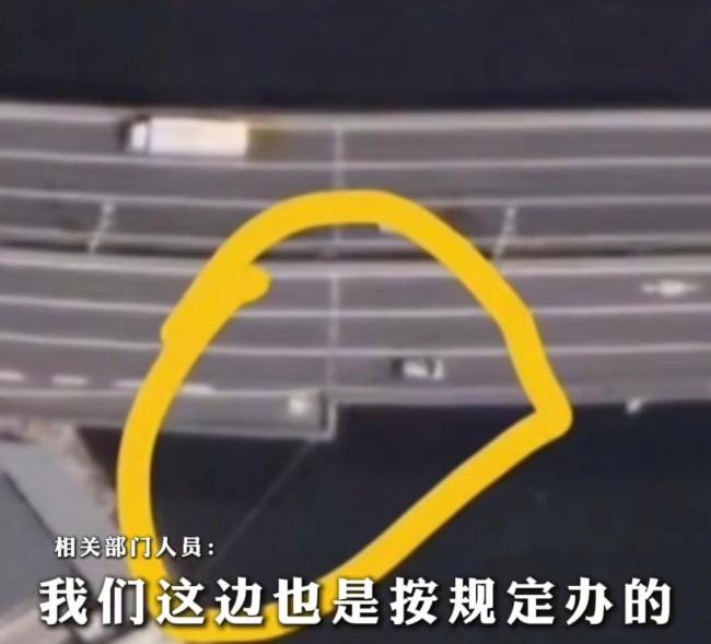 車輛沖出快速路高架橋致車內(nèi)5人身亡 車道設(shè)計(jì)引爭議