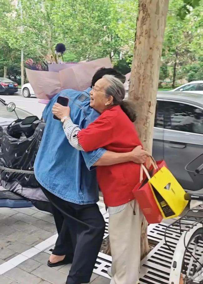 于晓光探望89岁李明启 了解其简朴生活 德艺双馨典范