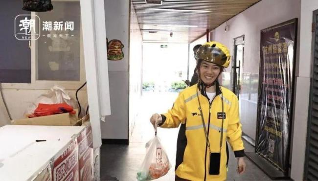 送外賣7年腦癱女騎手改行擺攤 自強(qiáng)不息撐起家