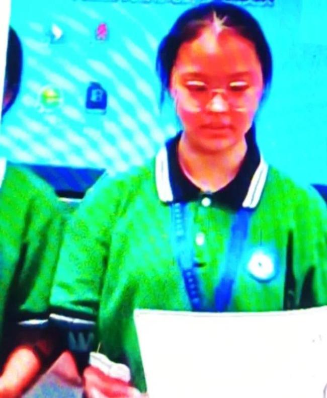 三名女中學(xué)生幫走失小女孩報(bào)警求助 顯少年擔(dān)當(dāng)