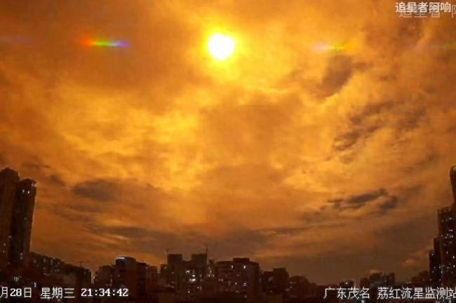 廣東夜空疑現(xiàn)火流星 瞬間宛如白晝