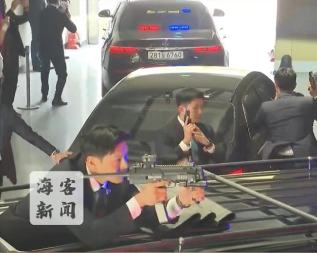 韓國演練保護總統(tǒng)：全副武裝的保鏢們一擁而上