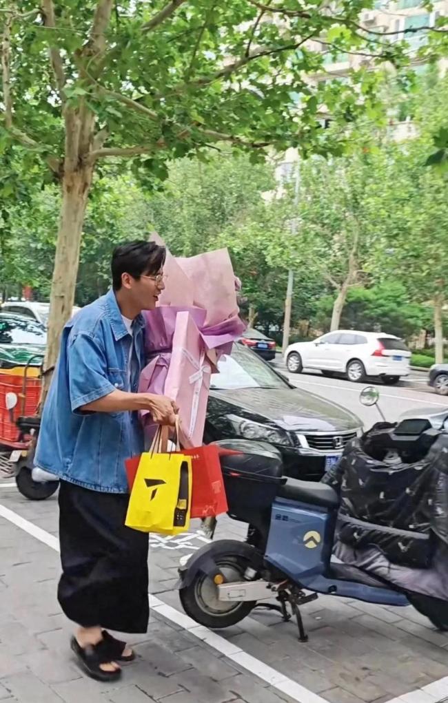 于晓光探望89岁李明启 了解其简朴生活