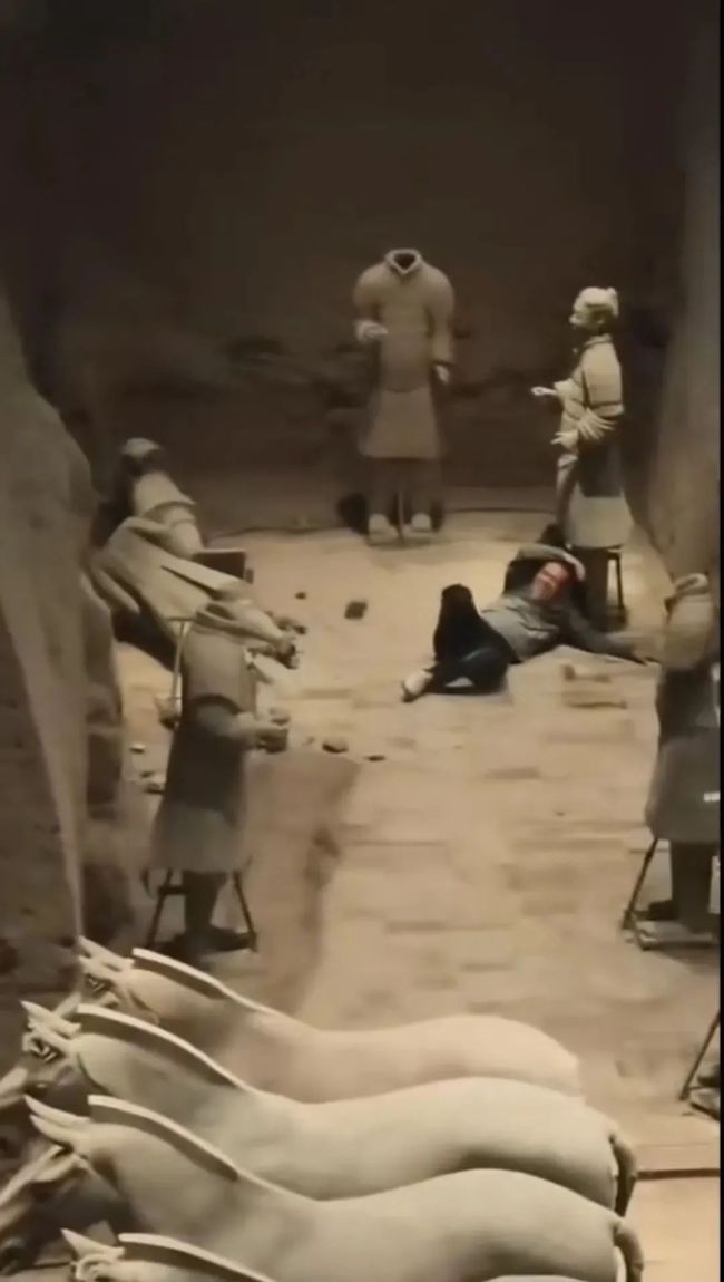 目擊者稱男子推倒兵馬俑后倒地捂臉