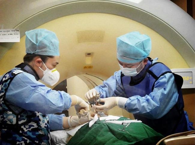 76岁男子长期吸烟被确诊为肺癌晚期 放射性粒子植入治疗成功实施