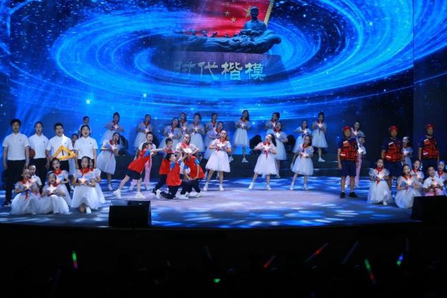 家長們讓兒童節(jié)匯演變成演唱會現(xiàn)場 多元藝術(shù)展現(xiàn)童心夢想