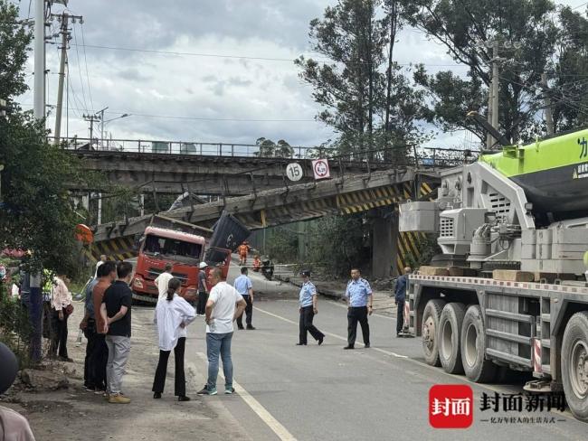 四川一鐵路橋發(fā)生垮塌 貨車被壓幸無傷亡