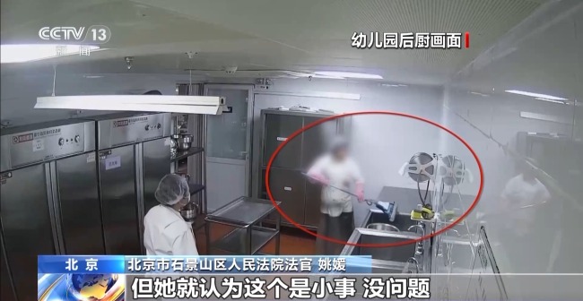一廚工在幼兒園洗碗池里洗墩布被辭退 法院：支持