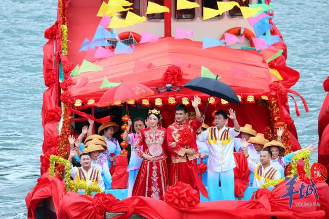 “龍王”組團(tuán)來(lái)深圳劃船了 海上龍舟賽激情開(kāi)槳
