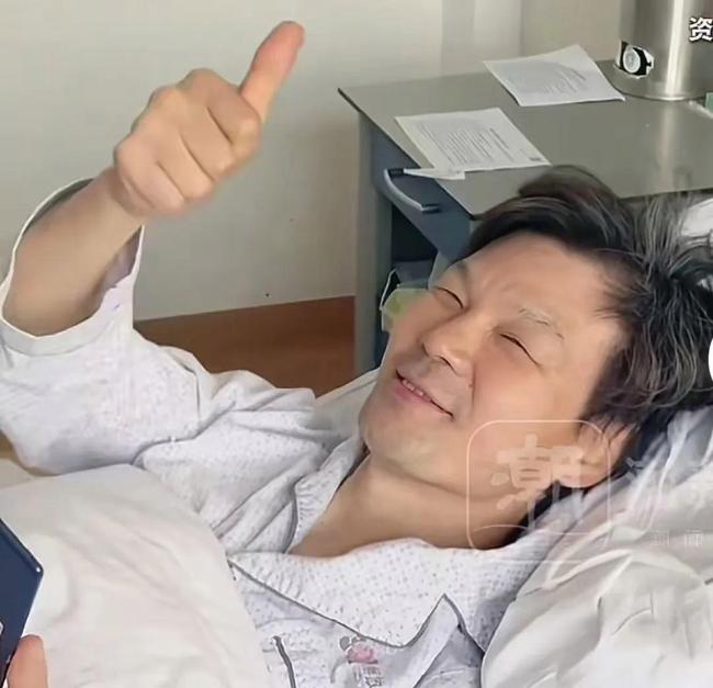 主持人李彬露面 滿頭白發(fā)臉部浮腫