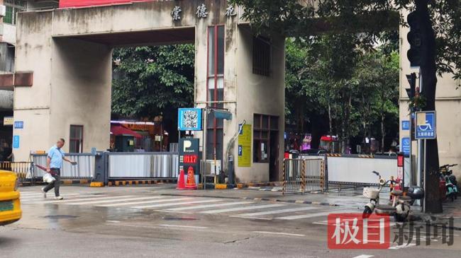 母女頻繁高空拋物鄰居戴頭盔 小區(qū)困擾多年