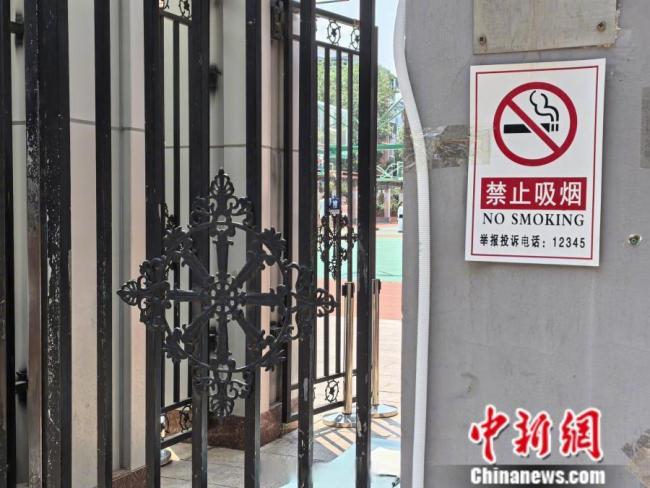 校門口的“游煙”該管管了 校園成“重災(zāi)區(qū)”