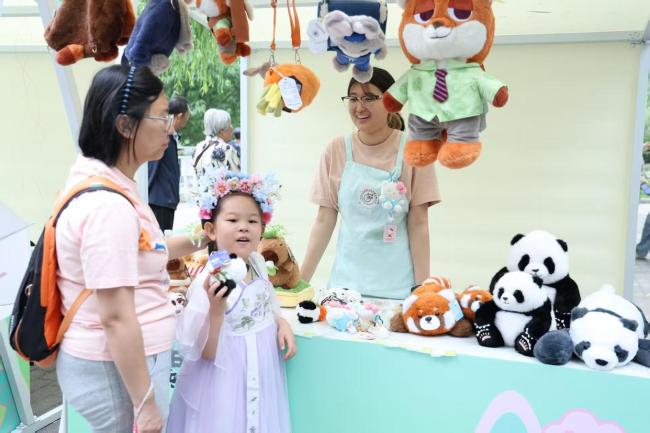 北京：端午假期首日,，31.67萬(wàn)游客雨中漫步游園 傳統(tǒng)文化活動(dòng)豐富多彩