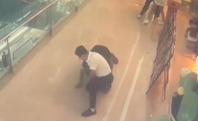 男子騷擾服務(wù)員未果后打人 店員反擊獲贊