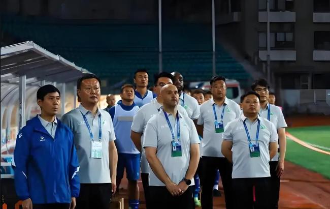 蘇超聯(lián)賽現(xiàn)場 鹽水鴨VS小籠包對決
