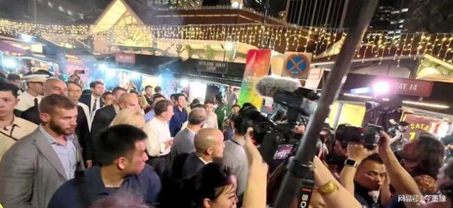 馬克龍到訪新加坡品嘗小吃 總統(tǒng)夜市接地氣體驗(yàn)