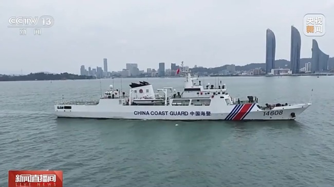 中國海警東沙艦，現身黃岩島