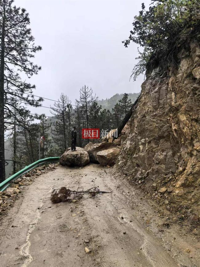 云南雨崩遭遇强降雨关闭景区 游客被困村内