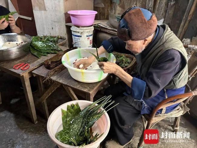 “粽子爷爷”5毛钱1个粽子16年没涨价 坚守街头温暖人心