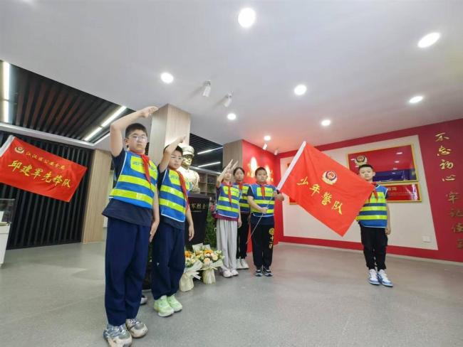 “公安英?！鼻窠ㄜ姷裣窠夷?緬懷英烈激勵(lì)警心