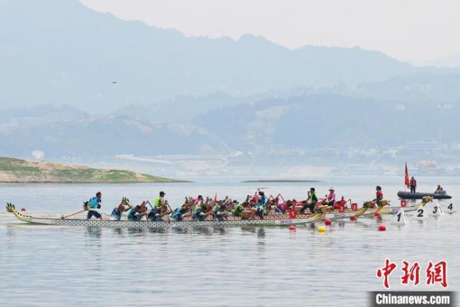 湖北秭歸：屈原故里過(guò)端午 龍舟競(jìng)渡展非遺
