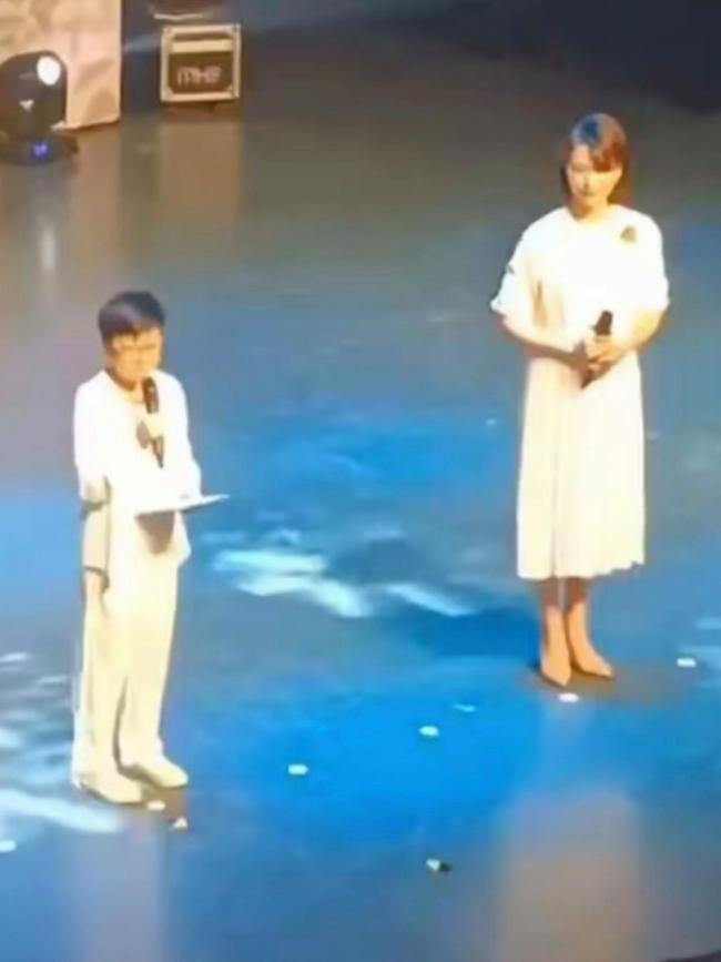 董卿與兒子同臺朗讀 溫馨畫面盡顯母子情深