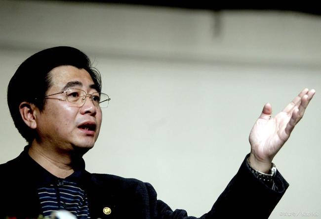 足協(xié)主席雨中觀看訓練為國足打氣 傳遞同在信號