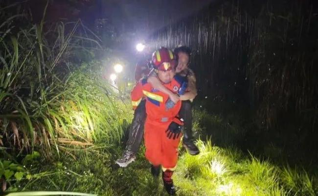 4名上海游客被困山頂懸崖邊 暴雨夜緊急救援