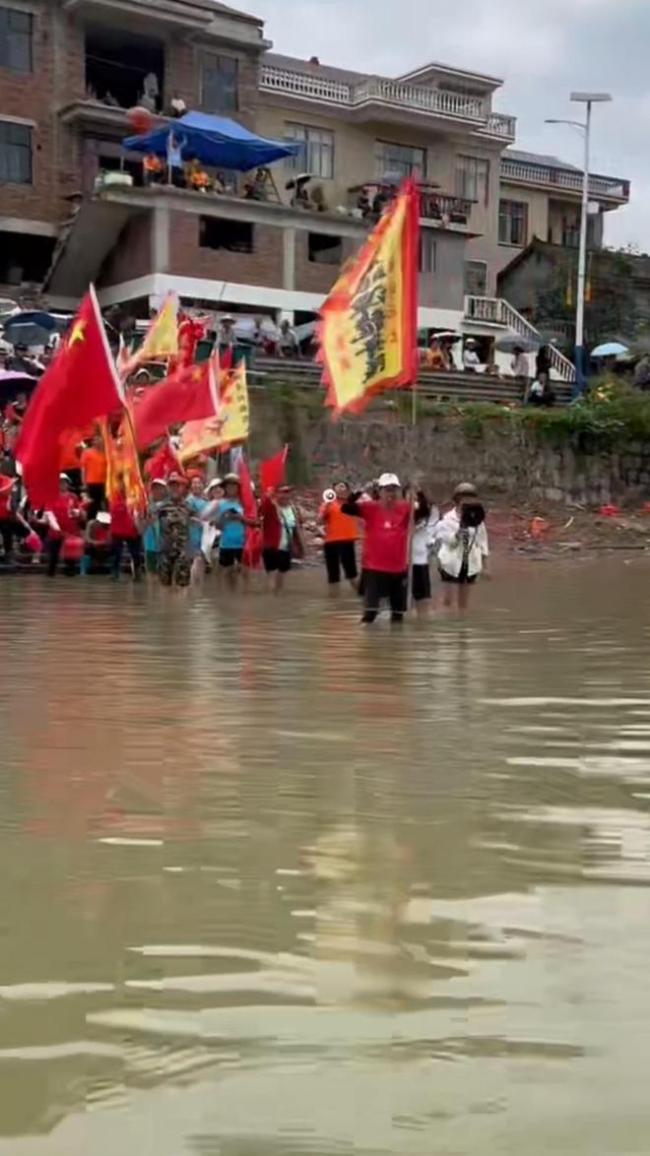 含留守老人龍舟隊返程逆流勇戰(zhàn)險灘 永不放棄的精神