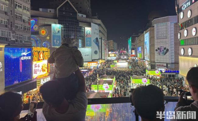 青島臺東步行街現(xiàn)啤酒交易所 網(wǎng)紅打卡地吸引八方來客