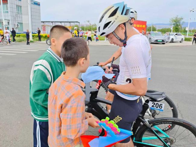 環(huán)賽里木湖公路自行車賽開賽 速度與激情點(diǎn)燃絲路熱土