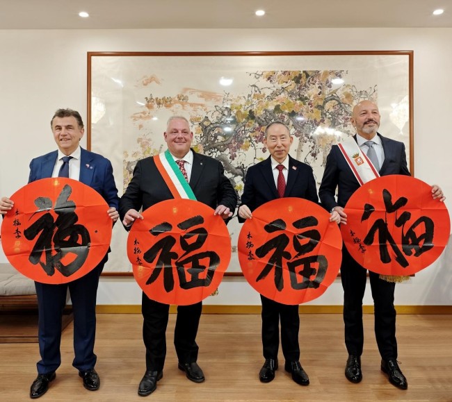 龙宇翔与意大利格罗塞托市长维瓦雷利亲切会见