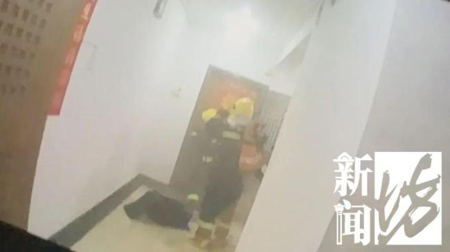 八旬老伯家中起火上千件快递堵门 消防破门后震惊……