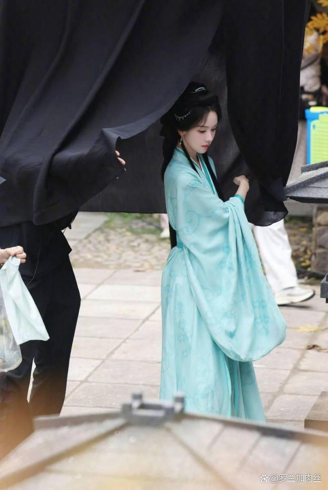 陈都灵翘楚湖蓝色战国袍路透 古典美人再现