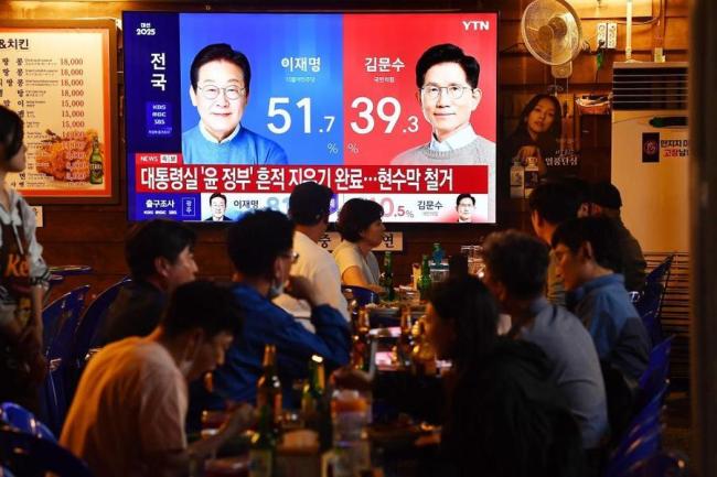 李在明當(dāng)選總統(tǒng)之路走得不易 經(jīng)歷絕食與遇刺