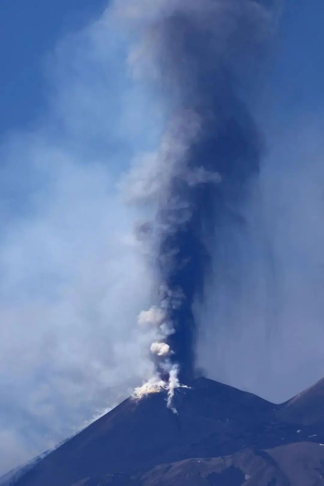 歐洲最高活火山噴發(fā),，50公里外能聽(tīng)到爆炸聲 埃特納再顯威力