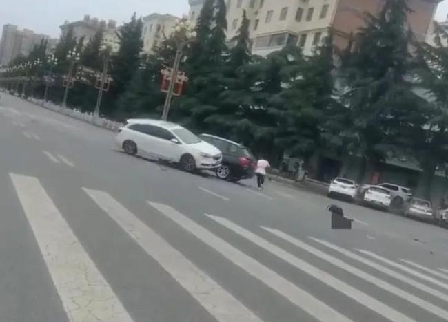 社區(qū)女書記當街開車追攆女子 糾紛引發(fā)交通事故