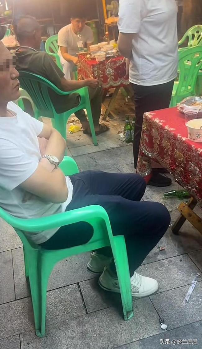 游客疑遇“燒烤刺客”:我長得好騙嗎 重慶燒烤店宰客風(fēng)波
