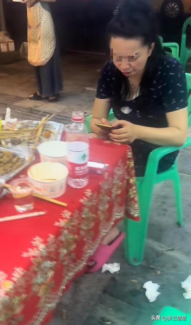 游客疑遇“燒烤刺客”:我長得好騙嗎 重慶燒烤店宰客風(fēng)波