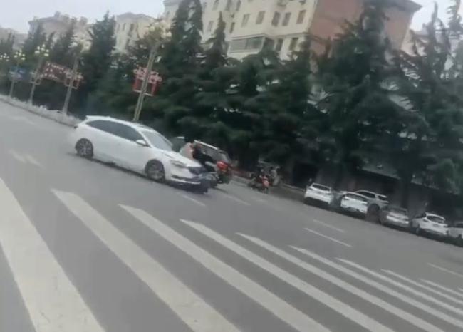 社區(qū)女書記開(kāi)車追攆女子 警方通報(bào)